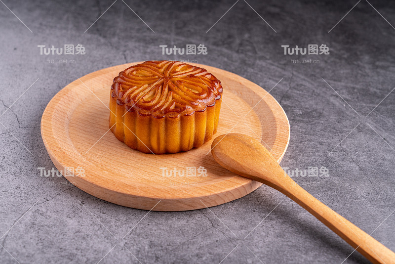 灰色背景下的月饼