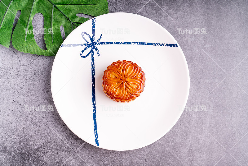 灰色背景下的月饼