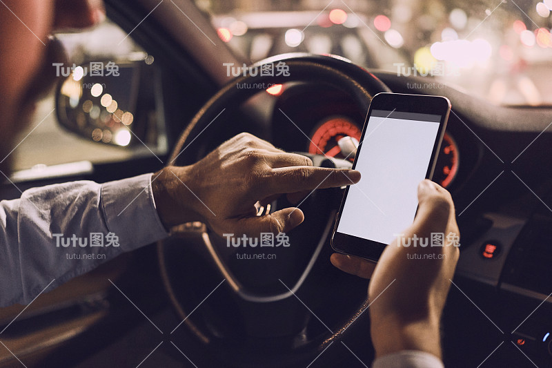 开车时用手机的男人