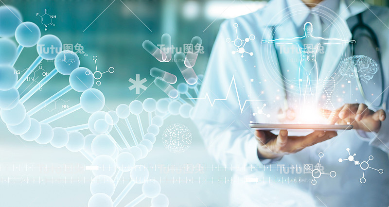 医生触摸平板电脑上的电子病历。DNA。数字医疗保健和网络连接全息的现代虚拟屏幕界面，医疗技术和网络概念。