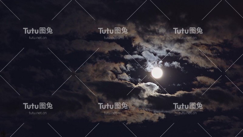 神秘的夜空，满月和白云，黑色的夜空