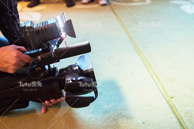 专业摄影师和摄像机操作员使用专业设备工作时的软焦点和模糊