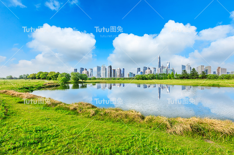 上海城市天际线，蓝天下绿草湖