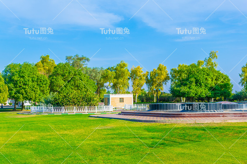 希里考古公园是当地家庭欣赏日落的热门景点