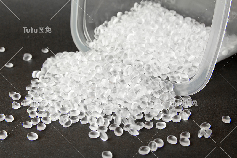 透明的聚乙烯颗粒。HDPE。塑料颗粒。塑料原料。