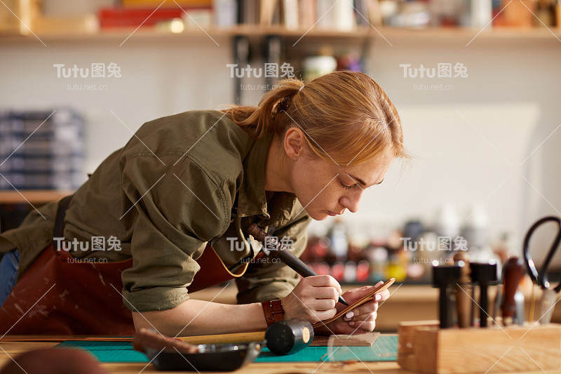 女工匠在商店