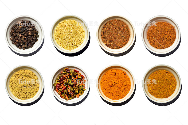 这碟菜有芥菜、黑胡椒、豌豆、甜胡椒粉、芝麻籽、姜黄、肉桂、咖喱、红辣椒等