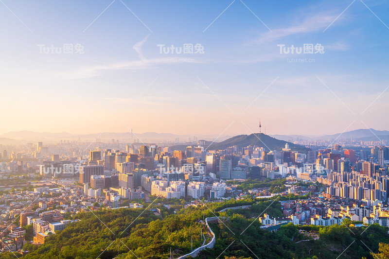 日出的首尔城市天际线，韩国。