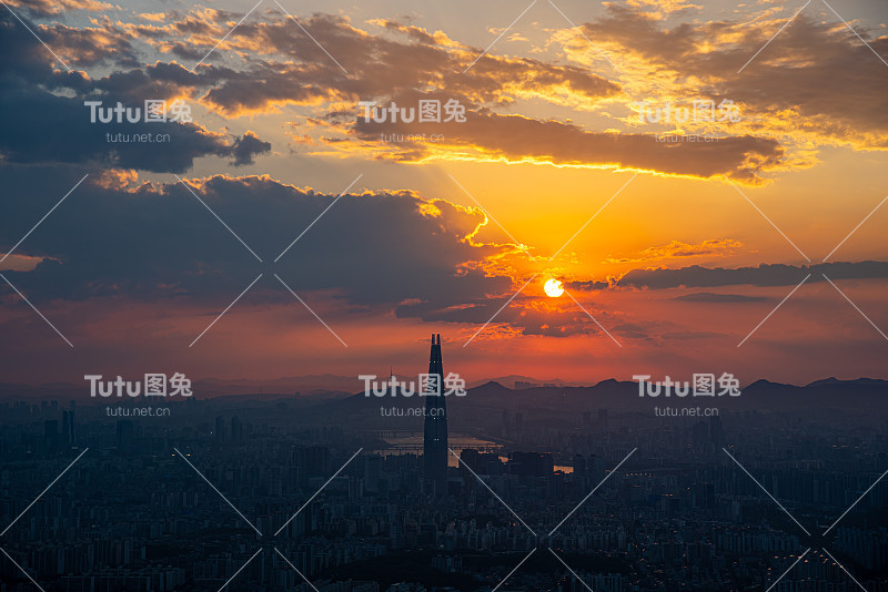 韩国的风景。在韩国首尔市区的天际线上。韩国城市风景，首尔的天空和美丽的日落