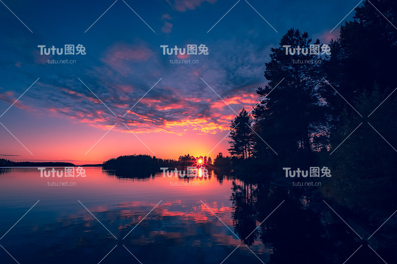 来自芬兰索特卡莫的夏夜日落。