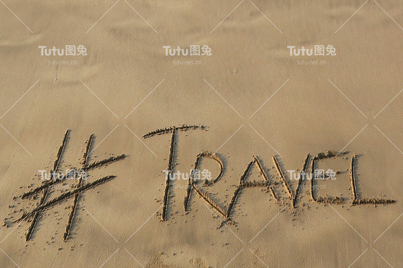 图片的标签标签写在阳光明媚的海滩上，旅游词汇写在海边的沙子，帕洛伦海滩，印度果阿，概念社交媒体照片的手写在金色的沙子与现代标签前缀