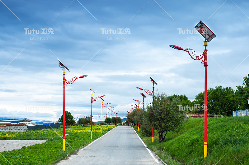 在中国西北部的青海省，城市道路两侧的许多太阳能路灯利用太阳能不断发电照明