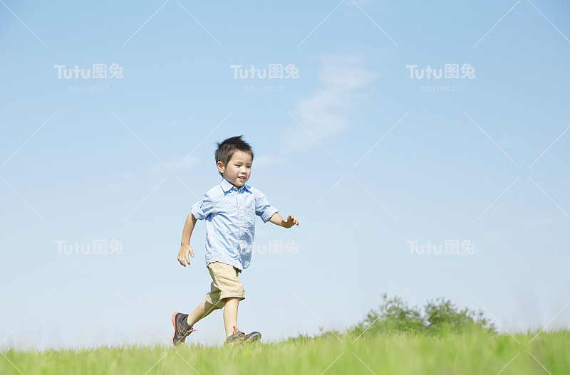 一个日本男孩在操场上玩耍