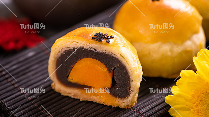 美味的烤蛋黄月饼中秋节在黑色的石板黑色背景。中国节日食品的概念。