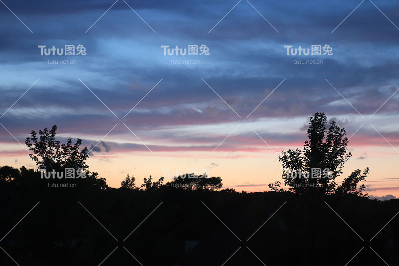 仲夏黄昏的天空