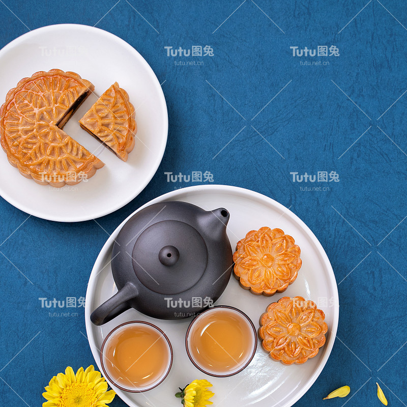简约的月饼布局以蓝色背景为中秋节，创意食品设计理念。