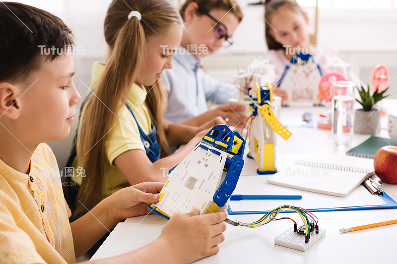 聪明的男孩在stem实验室自制机器人