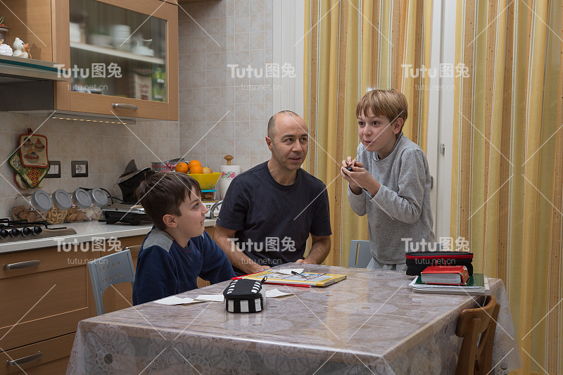 孩子们做作业:在厨房里和爸爸一起学习