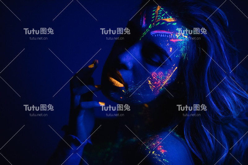 有荧光妆的女人