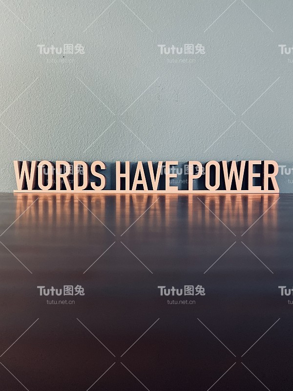 短短语WORDS在蓝色背景上有力量