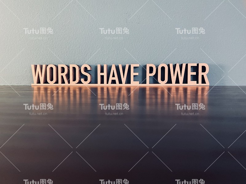 短短语WORDS在蓝色背景上有力量