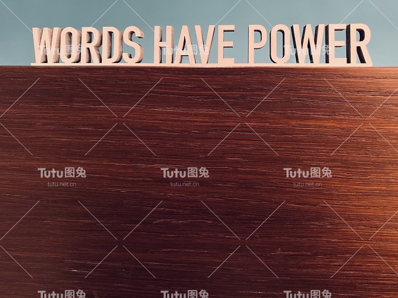 短短语WORDS在蓝色背景上有力量