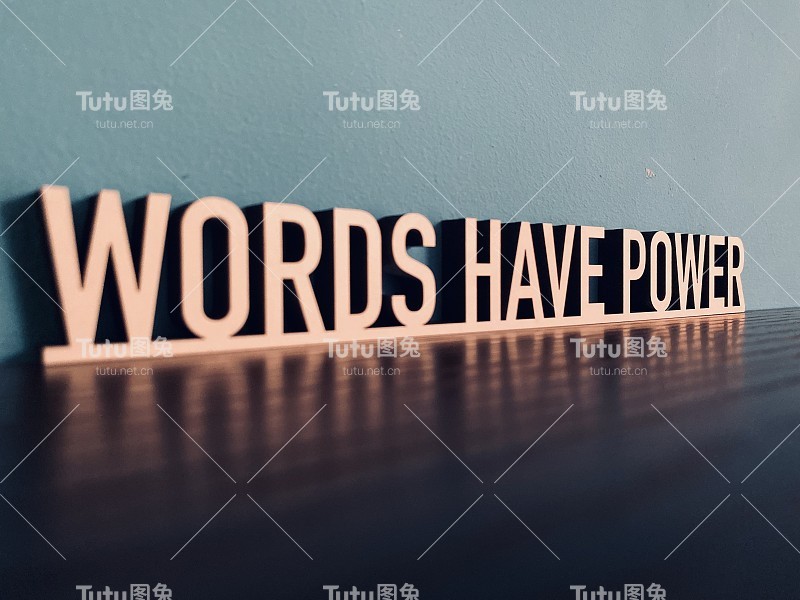 短短语WORDS在蓝色背景上有力量