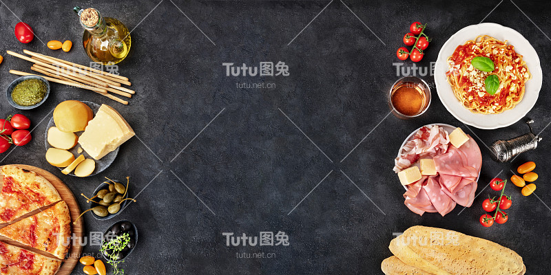 意大利美食全景图与文字的地方。披萨，意大利面，奶酪，火腿，橄榄和橄榄油，葡萄酒，上方拍摄的黑色背景，一个框架，一个平面设计模板的餐厅菜单