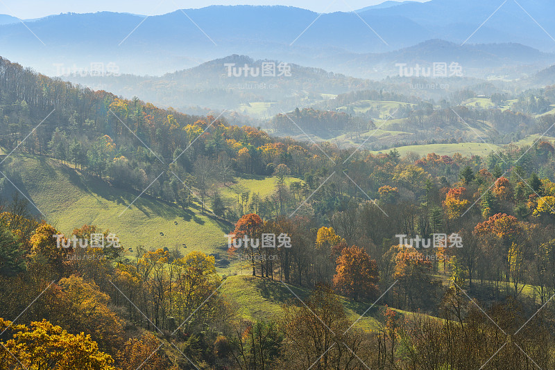 风景优美的北卡罗莱纳州秋谷