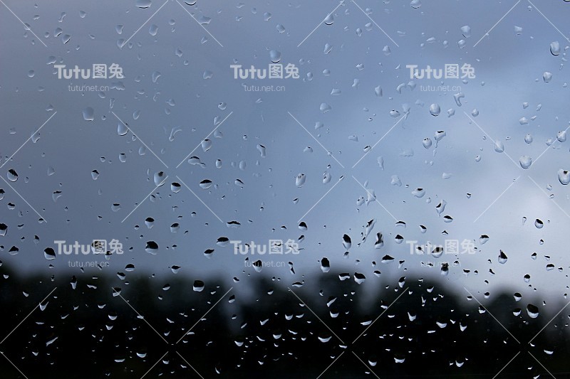 阵雨时雨滴落在窗户上