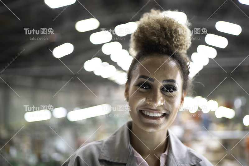 一个工厂技术员的肖像
