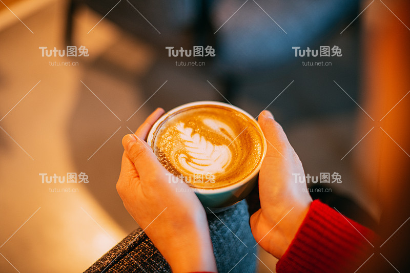 拿着咖啡的女人