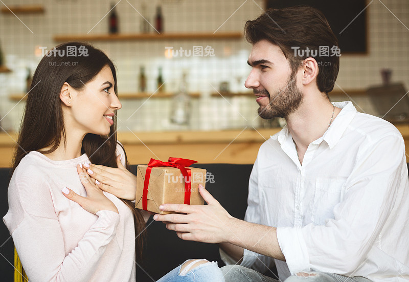 年轻的千禧一代用礼物祝贺女友