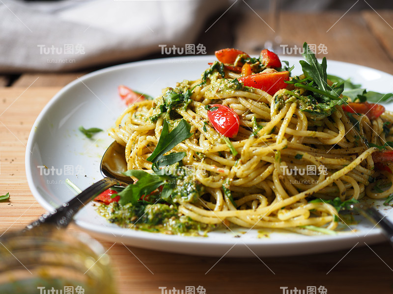 传统的意大利食物——香蒜沙司意大利面。口味新颖独特，健康低脂。