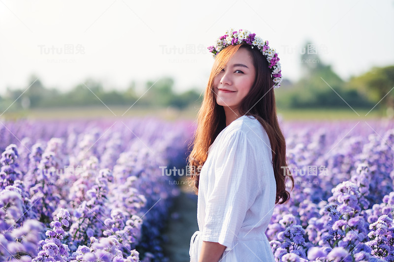 一个亚洲女人在美丽的玛格丽特花地里