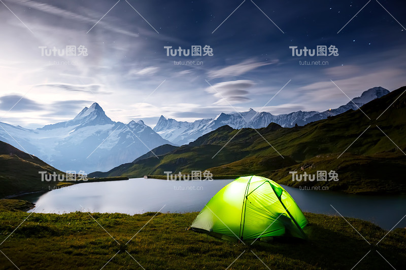 巴克尔普西湖上的Schreckhorn岩石的美景。瑞士阿尔卑斯山，格林德沃山谷，伯恩斯高地，欧洲。