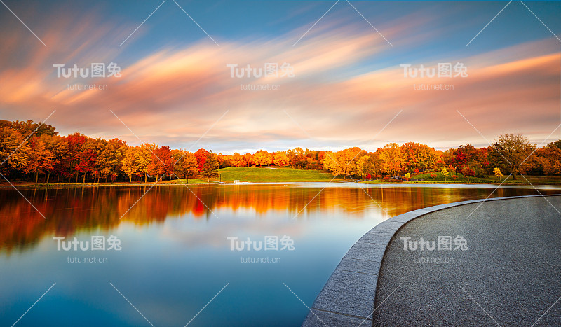 海狸湖/ Lac Aux Castors在蒙特利尔，魁北克，加拿大与高峰秋天的颜色和一个充满活力的日落