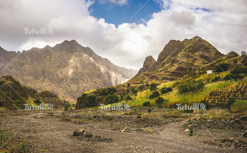 佛得角圣安托岛里贝拉德豪尔赫的乡村景观，公路和山脉