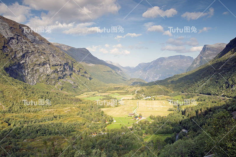 美丽的俯视图，在挪威的夏季山景观蓝色的天空，山脉和峡湾