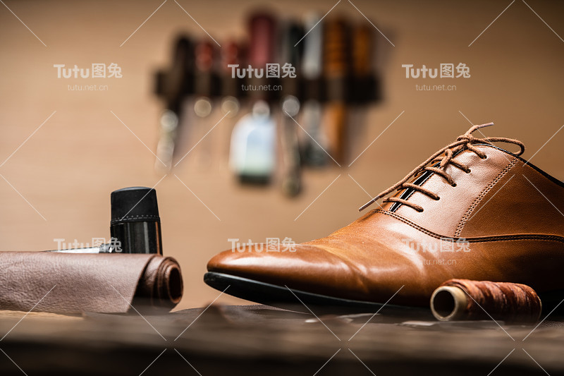 鞋匠工具和成品鞋