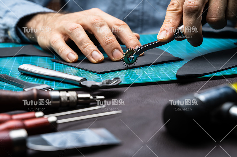 鞋匠与皮革在车间工作