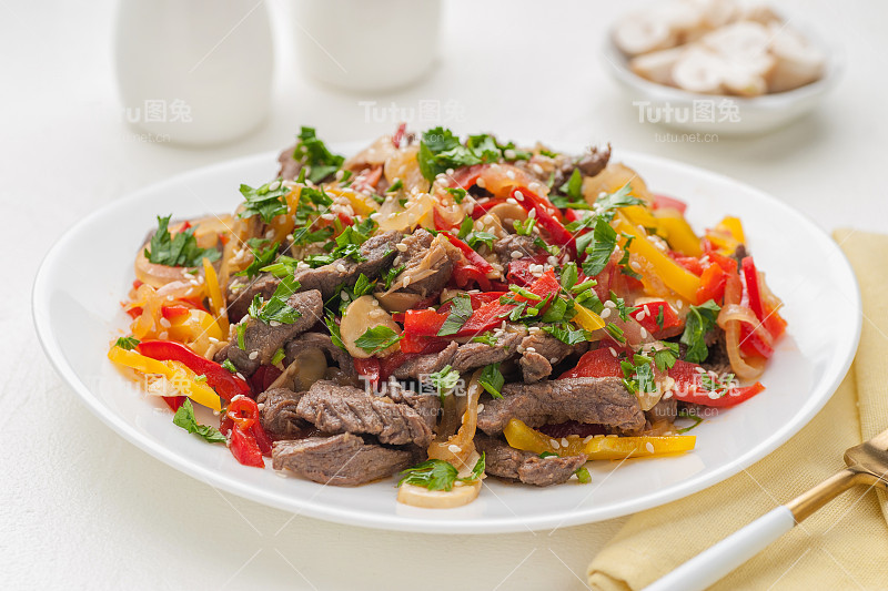 肉和蔬菜。一大盘菜装在白色的盘子里。可以吃了。