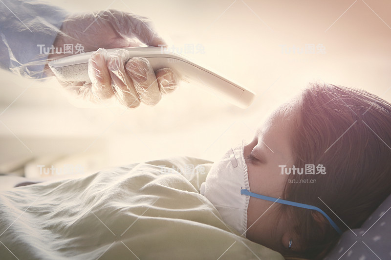 医生在检查一个生病的孩子的体温