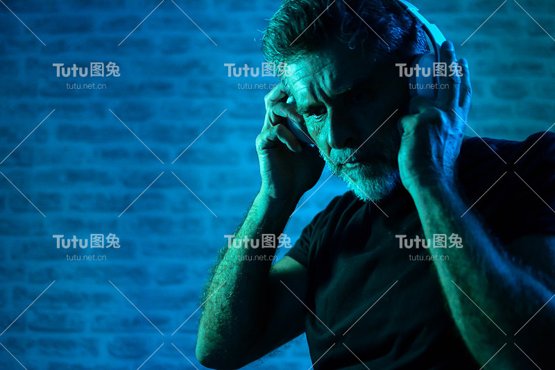 老大胡子享受他最喜欢的音乐，拷贝空间。充满活力的颜色