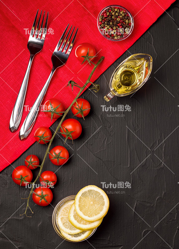 厨房电器和配料的布局以黑色和红色为背景。