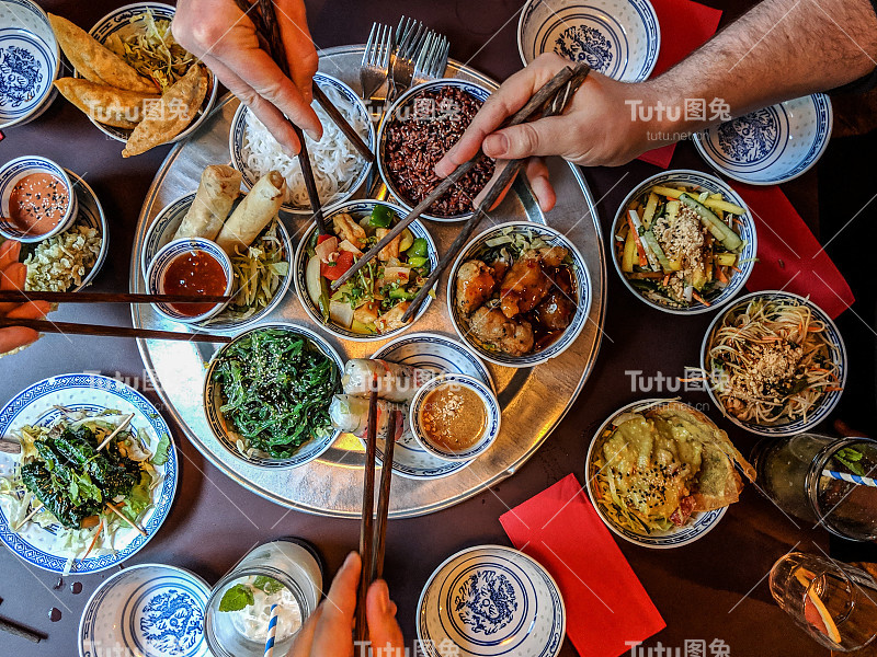 高角度的人吃亚洲食物