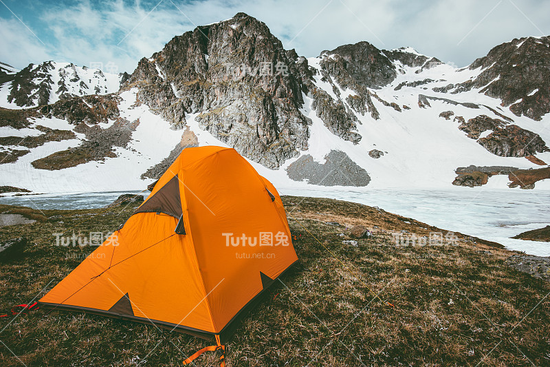 橙色露营帐篷在山区景观旅游生活理念冒险度假户外远足装备装备