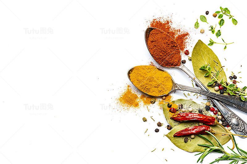 香料和香草在白色的背景。本空间