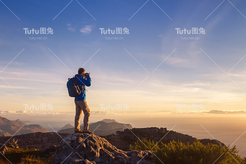 自然摄影师旅行者拍摄美丽的风景照片