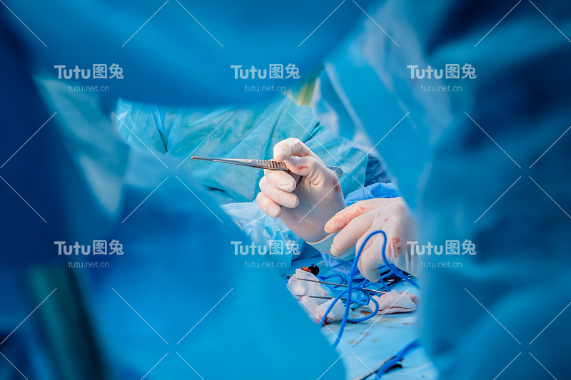 外科医生手上沾满血迹戴着无菌乳胶手套手术器械上有血迹。手术。